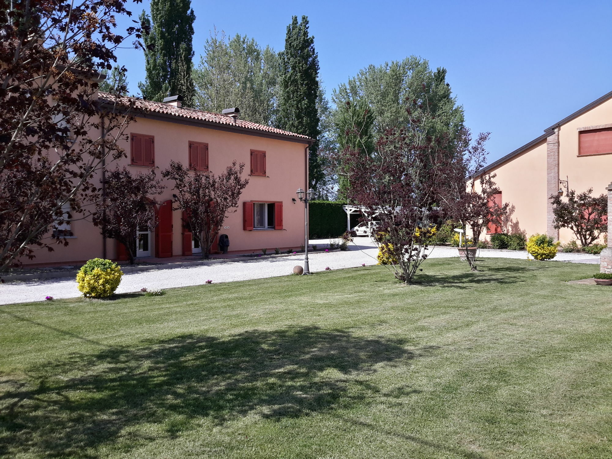 Lama Di Valle Rosa Ferrara Bagian luar foto
